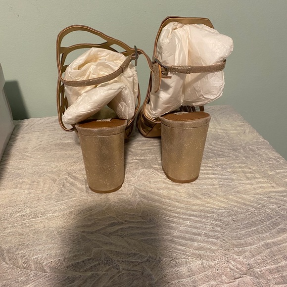 Steve Madden Daphne Gold Sandal. Size 8 - Picture 4 of 7